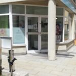 Gemeinsamer Haupteingang mit Kosmetikstudio
